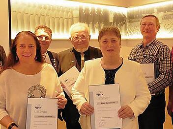 Die Geehrten zeigen stolz ihre Urkunden (von links): Gerhard Öhlein, Daniela Reinfelder, Otmar Bauer, Kaspar Reinfelder, Beate Gunzelmann, Dietmar Eßel und Manfred Hoh. Foto: p