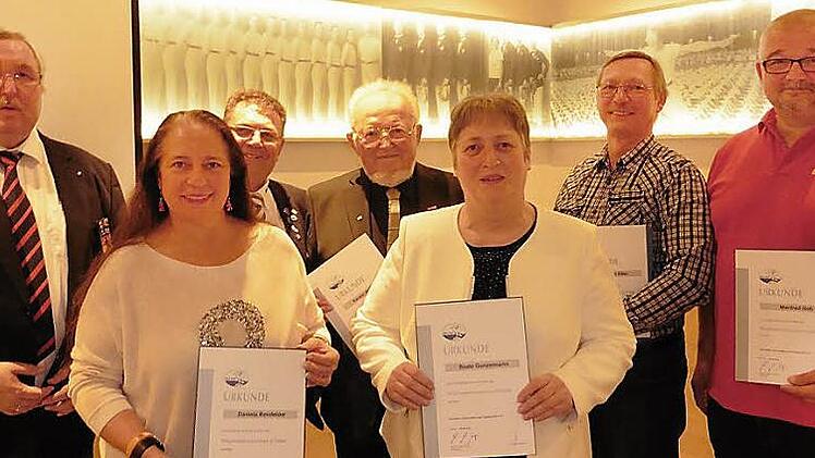 Die Geehrten zeigen stolz ihre Urkunden (von links): Gerhard Öhlein, Daniela Reinfelder, Otmar Bauer, Kaspar Reinfelder, Beate Gunzelmann, Dietmar Eßel und Manfred Hoh. Foto: p