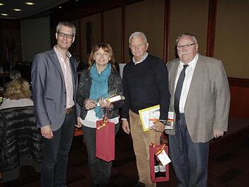 Oberbürgermeister Uwe Kirschstein (links) dankte Claudia Dippacher und Wolfgang Barthelmann.  Foto: Josef Hofbauer