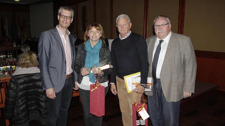Oberbürgermeister Uwe Kirschstein (links) dankte Claudia Dippacher und Wolfgang Barthelmann.  Foto: Josef Hofbauer