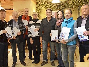 Sechs Übungsleiter wuden für ihr jahrzehntelanges Engagement bei der Durchführung des Deutschen Sportabzeichens geehrt: (von links) Harald Kaiser, Alfred Klinger, BLSV-Kreisvorsitzender Karl H. Fick, Margarete Wunder-Blinzler, Stefan Palm, Stefanie Regel, Ruth Krank und Hilmar Welscher. Foto: Karl-Heinz Hofmann