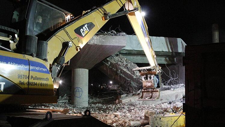 Die ganze Nacht waren die Abbruchspezialisten der Firma Plannerer am baggern. Foto: Josef Hofbauer