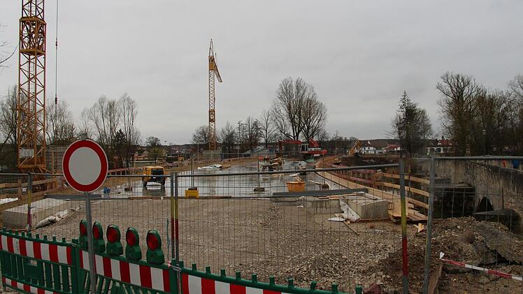 Die neue Aischbrücke in Höchstadt muss erst noch fertiggestellt werden. Foto: Christian Bauriedel