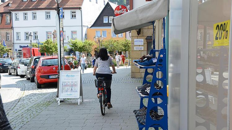Realität: Wo kein Radweg ist, wird der Gehsteig genutzt. Foto: Dagmar Besand