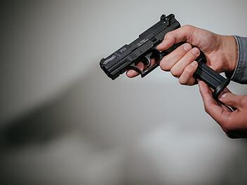 Ein Unbekannter hat am frühen Montagabend einen Lottoladen in der Julius-Loßmann-Straße überfallen. Er erbeute unter Vorhalt einer Schusswaffe einen größeren Geldbetrag und konnte damit unerkannt flüchten. Symbolfoto: Oliver Killig/dpa-Zentralbild/dpa