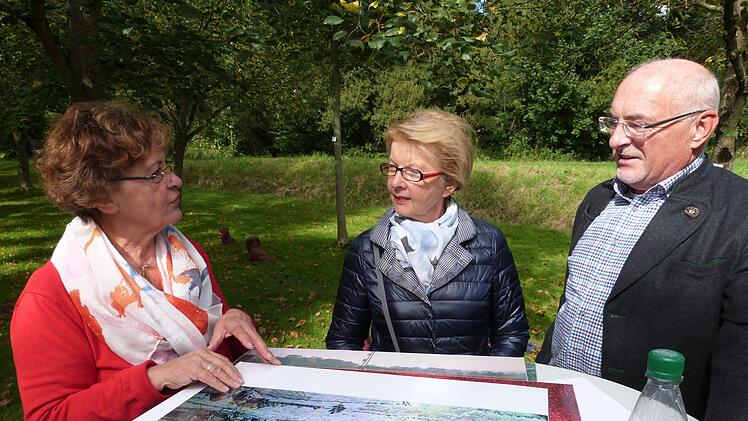 Inge Tischer informierte in Himmelkron über die historische Baille-Maille-Lindenallee mit der Baille-Maille-Brücke. Foto: Werner Reißaus