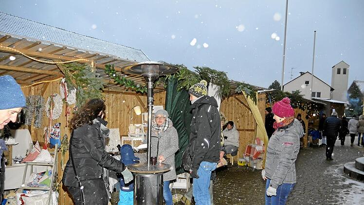 In zahlreichen St&auml;nden boten einheimische Vereine und Gruppe ihre zur Jahreszeit passenden Waren an.