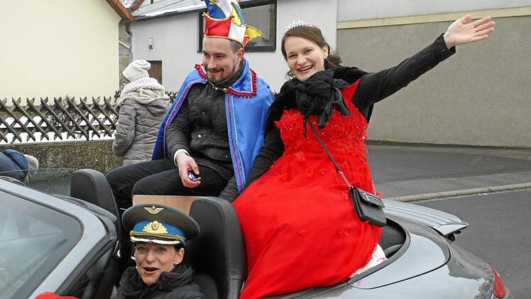Das Prizenpaar des Burgpreppacher Faschings Mandy I. und Prinz Steffen I., chauffiert von Marion Fleischmann-Hilton