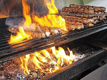 Die Coburger Bratwurst wird traditionell über Kiefernzapfen gegrillt. Sie hat viele Freunde, die auf diese Zubereitungsart schwören. Foto: Archiv, David Ebener