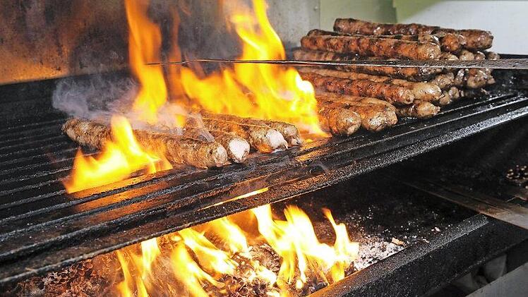Die Coburger Bratwurst wird traditionell über Kiefernzapfen gegrillt. Sie hat viele Freunde, die auf diese Zubereitungsart schwören. Foto: Archiv, David Ebener