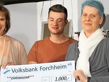 Stephanie Karrasch (links), Paul Hagen und Hanna Körber (rechts) übergeben an Alexandra Fehse den Spendenscheck. Foto: erl