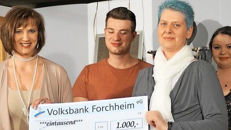 Stephanie Karrasch (links), Paul Hagen und Hanna Körber (rechts) übergeben an Alexandra Fehse den Spendenscheck. Foto: erl