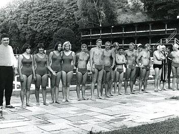 Günter Limmer (links) und seine Schützlinge  machen sich    fertig zum Training im Kulmbacher Freibad, das vor 50 Jahren noch ganz anders aussah. Foto: Archiv Stephan Tiroch