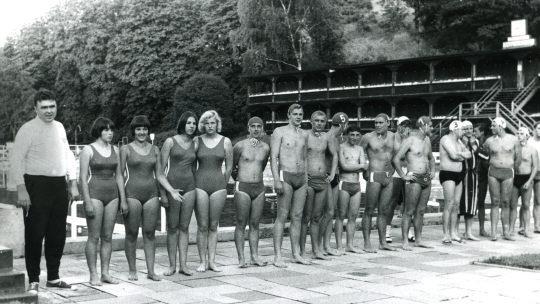 Günter Limmer (links) und seine Schützlinge  machen sich    fertig zum Training im Kulmbacher Freibad, das vor 50 Jahren noch ganz anders aussah. Foto: Archiv Stephan Tiroch