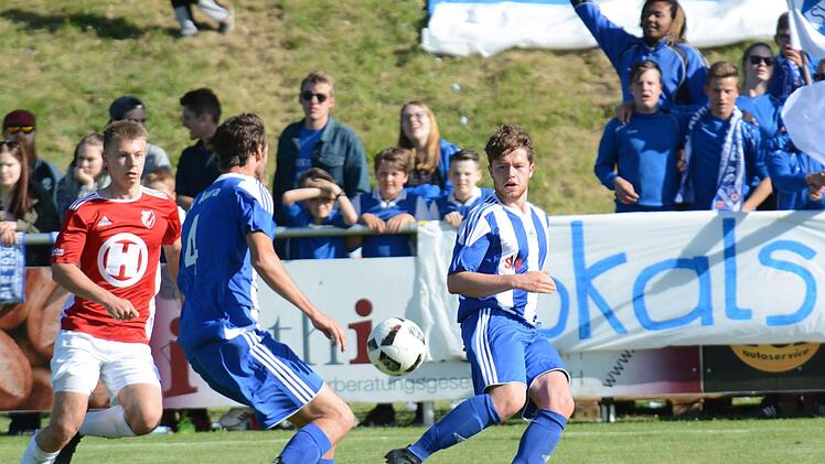 Szene aus dem Totopokalspiel des SV Aura (in blau) gegen den FC 06 Bad Kissingen (0:3).ssp