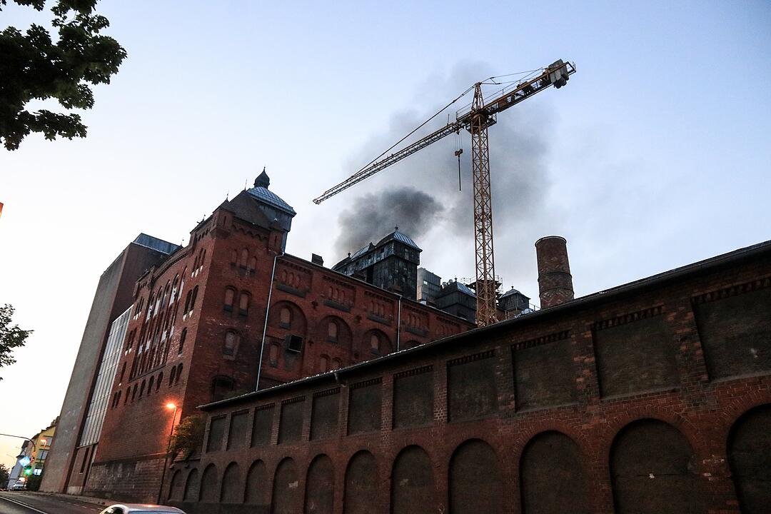 Malzfabrik Weyermann in Bamberg in Flammen: Einsatzkräfte kämpfen stundenlang gegen das Feuer