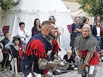 Beim Burgfest kreuzen die Ritter die Schwerter. Foto: PR
