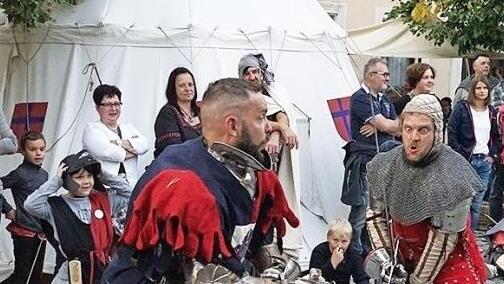 Beim Burgfest kreuzen die Ritter die Schwerter. Foto: PR