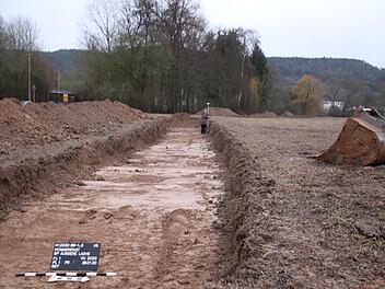 In diesem Bereich, wo vor gut einem Jahr archäologische Untersuchungen durchgeführt wurden, soll das neue Gerätehaus entstehen. Es muss bei der Planung aber noch nachgebessert werden. Foto: Thomas Malz