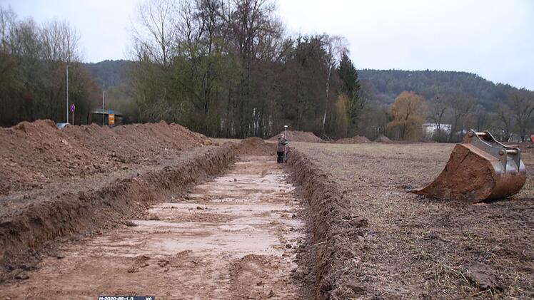In diesem Bereich, wo vor gut einem Jahr archäologische Untersuchungen durchgeführt wurden, soll das neue Gerätehaus entstehen. Es muss bei der Planung aber noch nachgebessert werden. Foto: Thomas Malz