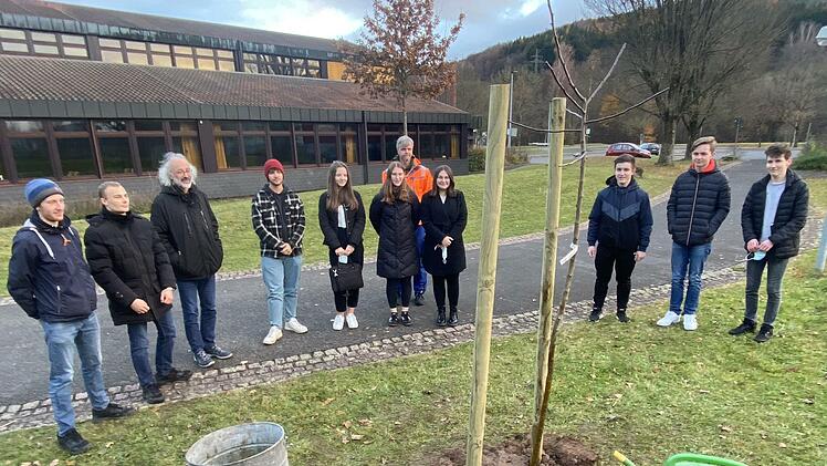 Schulleiter Dr. Stefan Bub, sein Stellvertreter Dirk H&ouml;nerlage, Hausmeister Stahl sowie Pfarrer Gerd Kirchner waren bei derBaumpflanzaktion dabei.