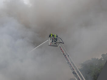Meterhohe Flammen schlagen aus Gebäude Meterhohe Flammen schlagen aus Gebäude