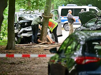 Auto f&auml;hrt in Menschenmenge - CSD abgebrochen