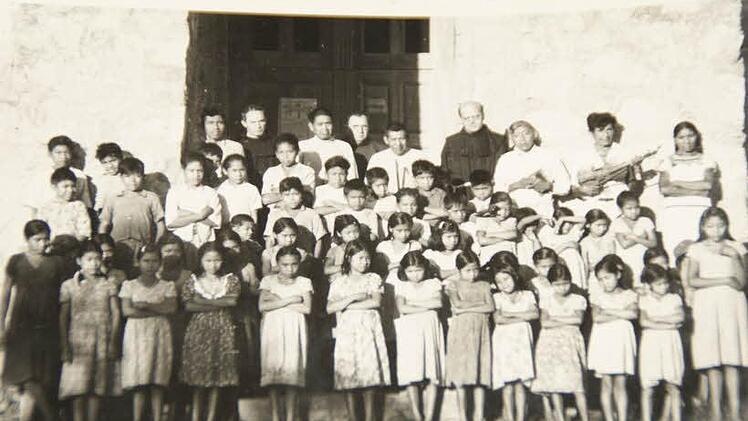 Bischof Pflaum im Kreise der Kinder der Missionsschule in Bolivien. Auf fast allen Bildern ist er in Mönchskutte zu sehen. Das Bischofsgewand trug der Lembacher nur bei offiziellen Anlässen.  Foto: sw