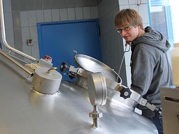 Der Nachwuchsbrauer an der Sudpfanne, in der alles beginnt - hier wird mit Wasser und Malz die Maische angesetzt. Die wird später in den Läuterbottich (nicht im Bild, aber ähnliches Gefäß) umgefüllt, wo das (feste) Malzschrot von der (flüssigen) Bierwürze getrennt wird. Später wird beim Kochen (wieder in der Sudpfanne) Hopfen zugegeben. Wiederum später und nach weiteren Arbeitsschritten kommt Hefe hinzu und die Hauptgärung beginnt (fünf bis sieben Tage).