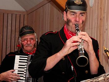 Die Feuerwehrkapell'n von Norbert Neugirg  Fotos: Johanna Blum