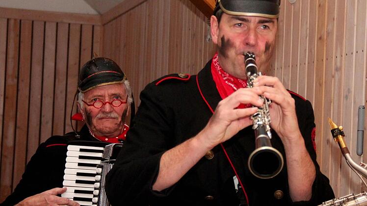 Die Feuerwehrkapell'n von Norbert Neugirg  Fotos: Johanna Blum