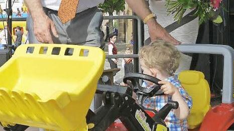 Da war Herr Huml junior zufrieden. Neustadts OB, Frank Rebhan (SPD), beschenkte Melanie Huml mit einem Tret-Traktor. Der war natürlich für Humls Sohn Emanuel gedacht. Foto: Albert Höchstädter/Berthold Köhler