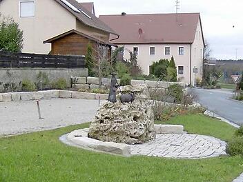 Der Dorfplatz von Sollenberg hat in den vergangenen Monaten ein neues Gesicht bekommen.  Foto: Malbrich