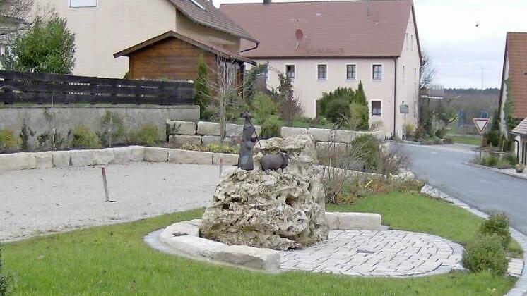 Der Dorfplatz von Sollenberg hat in den vergangenen Monaten ein neues Gesicht bekommen.  Foto: Malbrich