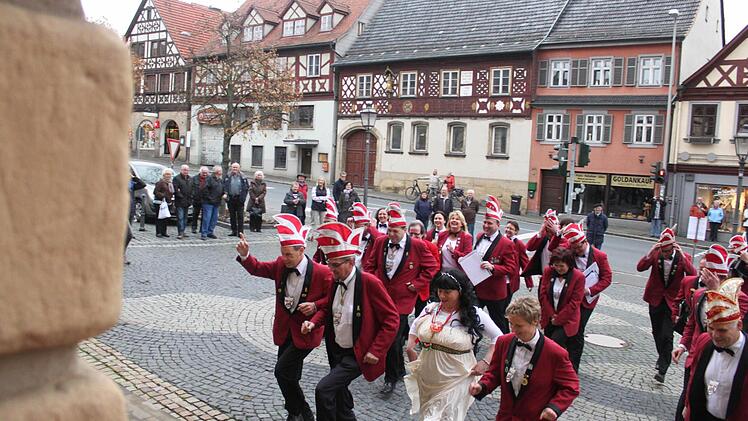 Was die Stürmenden in diesem Moment noch nicht wissen: Die Rathaustür ist von innen abgeriegelt. Foto: Markus Häggberg