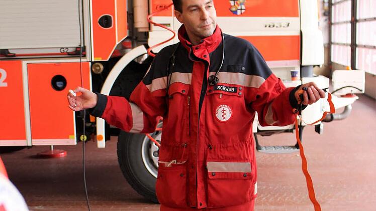 Matthias Schwab vom BRK Würzburg erklärt den Teilnehmern die systematische Patientenuntersuchung, bei der in wenigen Minuten festgestellt werden kann, ob die Situation lebensbedrohlich ist. Foto: Julia Raab