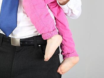 Am Donnerstag (1. Juni) legte das Familienministerium einen Bericht vor, nachdem die Arbeitswelt in Deutschland familienfreundlicher geworden sei. Vor allem die Zahl der erwerbstätigen Frauen mit Kind hat zugenommen. Nachholbedarf gebe es noch bei den Vätern. Foto: Archiv