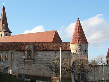 Innerhalb der Kirchenburganlage liegt der Friedhof in Effeltrich. Foto: Josef Hofbauer