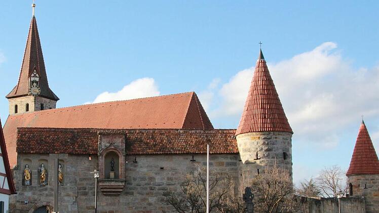 Innerhalb der Kirchenburganlage liegt der Friedhof in Effeltrich. Foto: Josef Hofbauer