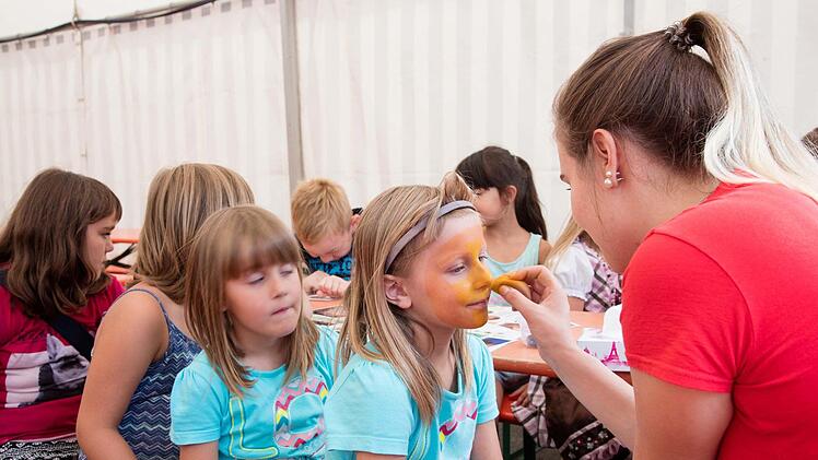 Nahezu alle Kids ließen sich beim Kinderschminken in lustige Fantasiegestalten verwandeln. Foto: Klaus Gagel