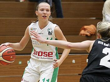 Die Medizinstudentin Ramona Hesselbarth (l.) ist auf dem besten Weg, sich zu einer der tragenden Kräfte der DJK Brose zu entwickeln. Foto: sportpress