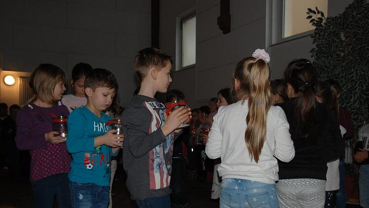 "Z&uuml;ndet ein Licht an" sangen die Sch&uuml;lerinnen und Sch&uuml;ler der ersten Klassen.Uschi Prawitz