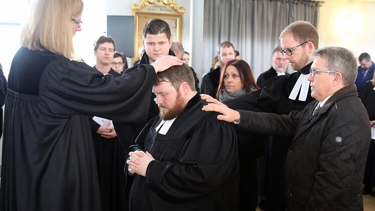 Seit 1. Januar 2018 ist Tobias Knötig "Pfarrer auf Lebenszeit". Am Sonntag wurde der Heilgersdorfer Geistliche von Dekanin Stefanie Ott-Frühwald (Michelau, links) während eines Festgottesdienstes in der Kirche "Zu unserer lieben Frauen" in seinem Amt installiert. Beim Segen für den Geistlichen attestierten Toni Schleicher, Elfi Braunreuther (Vertrauensfrau), Pfarrer Manuel Sauer und Georg Schmidt (von links). Foto: Bettina Knauth
