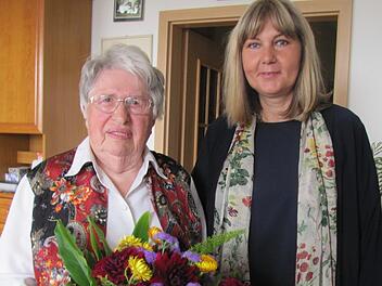 Bürgermeisterin Birgit Weber gratuliert Marta Hammer-Mathiebe zur Vollendung des 95. Lebensjahres. Martin Koch