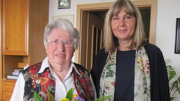 Bürgermeisterin Birgit Weber gratuliert Marta Hammer-Mathiebe zur Vollendung des 95. Lebensjahres. Martin Koch