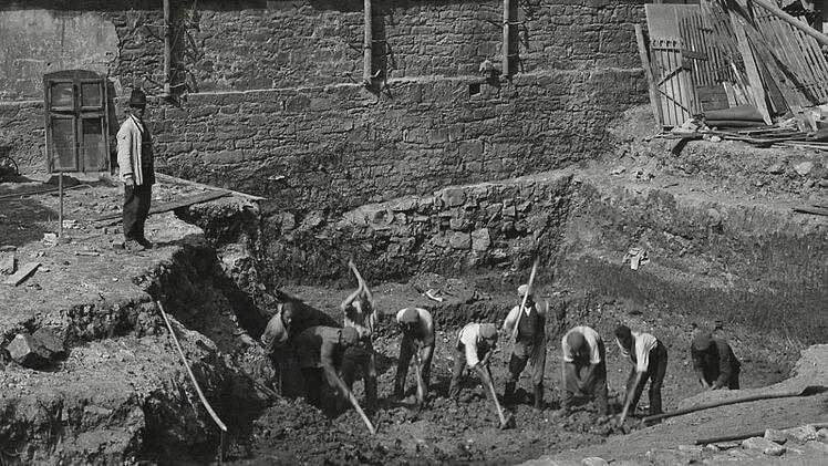Arbeiter heben die Baugrube für das Kurhausbad aus. Noch ist das Loch in der Erde überschaubar.  Foto: Archiv Firma Schick