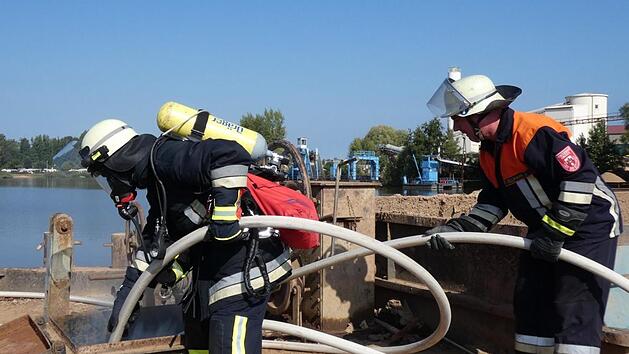 Ein Feuer im Maschinenraum eines Schubleichters galt es zu l&ouml;schen.