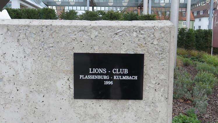 Eine Tafel erinnert an den Spender. Foto: Erich Olbrich