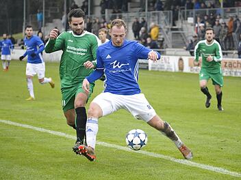 Der Friesener Nikolai Altwasser (gr&uuml;nes Trikot) versucht, den Frohnlacher Torsch&uuml;tzen zum zwischenzeitlichen 1:2, Dominik Schmitt, zu stoppen.  Fotos: Hagen Lehmann