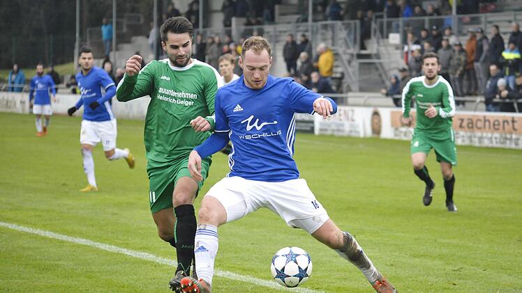 Der Friesener Nikolai Altwasser (gr&uuml;nes Trikot) versucht, den Frohnlacher Torsch&uuml;tzen zum zwischenzeitlichen 1:2, Dominik Schmitt, zu stoppen.  Fotos: Hagen Lehmann